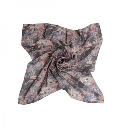 فروشنده شال و روسری حریر دخترانه